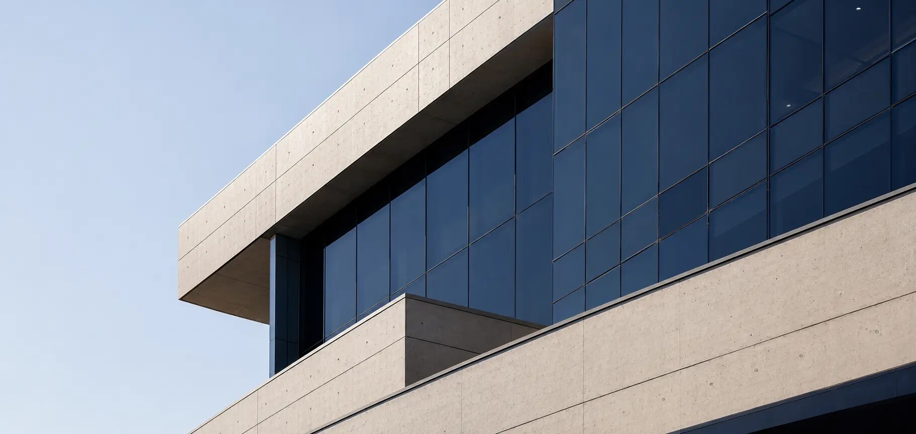 Arquitectura corporativa contemporánea en tonos azul marino y concreto